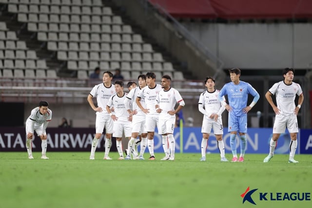 포항 스틸러스 선수들이 지난 28일 일본 가시마 스타디움에서 열린 가시만 앤틀러스와의 2026~2027 ACLE 리그 스테이지 3차전 원정에서 패한 뒤 아쉬워하고 있다. /사진=한국프로축구연맹 제공