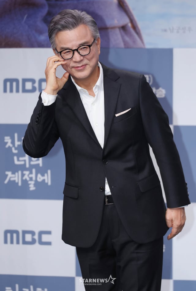 El actor Kang Suk-woo posa durante la conferencia de prensa de producción del drama de viernes y sábado "En tu brillante estación", celebrada el 19 de 2026 a las 13:00 horas en las instalaciones de MBC en Sangam-dong, distrito de Mapo, Seúl. /foto=reportero Lee Dong-hoon (photoguy@)