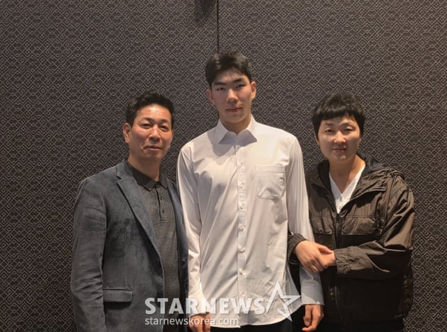 중부대 전유석이 28일 서울 강서구 메이필드호텔에서 열린 2026~2027 한국배구연맹(KOVO) 남자 신인선수 드래프트에서 우리카드의 1라운드 전체 3순위 지명을 받은 후 부모님과 사진 촬영에 임했다. /사진=김동윤 기자