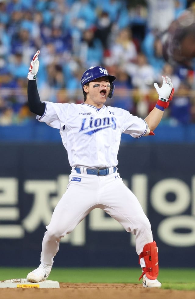 삼성 라이온즈 박승규가 27일 KIA 타이거즈와 PO 2차전에서 3회말 동점 2루타를 날린 뒤 포효하고 있다. /사진=삼성 라이온즈 제공