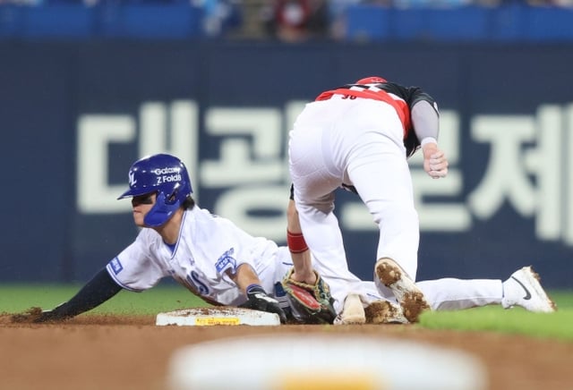 삼성 라이온즈 박승규(왼쪽)가 26일 KIA 타이거즈와 PO 1차전에서 5회말 네일로부터 헤드샷을 맞고 1루로 출루한 뒤 2루 도루를 성공시키고 있다. /사진=삼성 라이온즈 제공