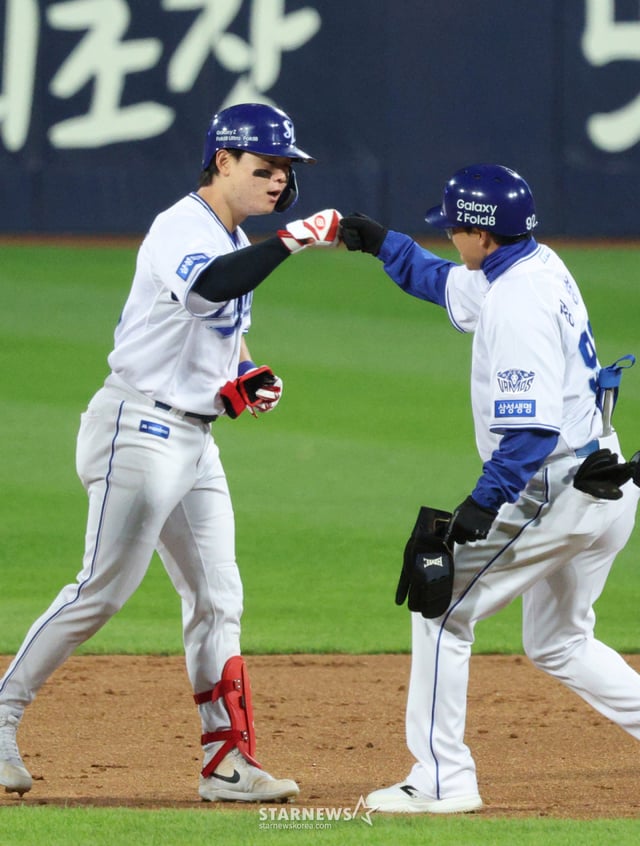삼성 라이온즈 박승규(왼쪽)가 27일 KIA 타이거즈와 PO 2차전에서 3회말 동점 2루타를 날린 뒤 정병곤 코치와 하이파이브를 하고 있다. /사진=삼성 라이온즈 제공
