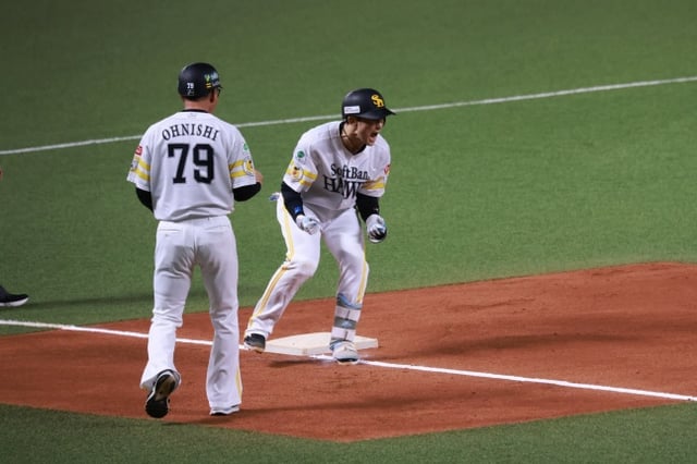소프트뱅크 야마모토가 28일 일본 후쿠오카 미즈호 페이페이돔에서 열린 요코하마와 2026 NPB 일본시리즈 4차전 4회말 2사 1, 2루에서 우익선상 2타점 3루타를 치고 포효하고 있다. /사진=소프트뱅크 호크스 구단 공식 SNS 갈무리