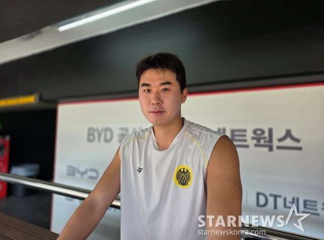 상무 장재영이 27일 수원KT위즈파크에서 열린 KT의 2026 한국시리즈 대비 평가전을 앞두고 취재진과 인터뷰에 응했다. /사진=김동윤 기자