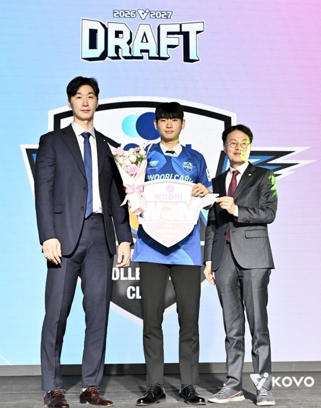 한양대 박우영(가운데)이 28일 서울 강서구 메이필드호텔에서 열린 2026~2027 한국배구연맹(KOVO) 남자 신인선수 드래프트에서 우리카드의 1라운드 전체 3순위 지명을 받았다. /사진=KOVO 제공
