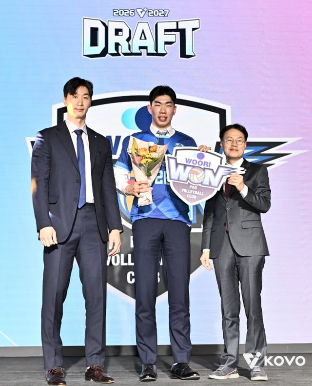 중부대 전유석(가운데)이 28일 서울 강서구 메이필드호텔에서 열린 2026~2027 한국배구연맹(KOVO) 남자 신인선수 드래프트에서 우리카드의 1라운드 전체 3순위 지명을 받았다. /사진=KOVO 제공