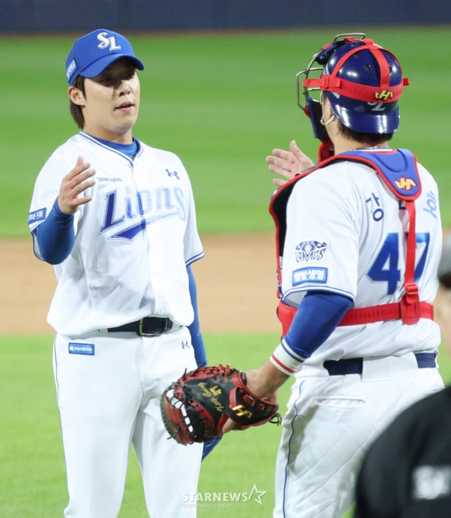 삼성 라이온즈 원태인(왼쪽)이 지난 27일 KIA 타이거즈와 2026 신한 SOL KBO 포스트시즌 플레이오프(PO) 2차전에서 9회초 등판해 팀 승리를 지켜내고 강민호와 악수를 나누고 있다. /사진=김진경 대기자.