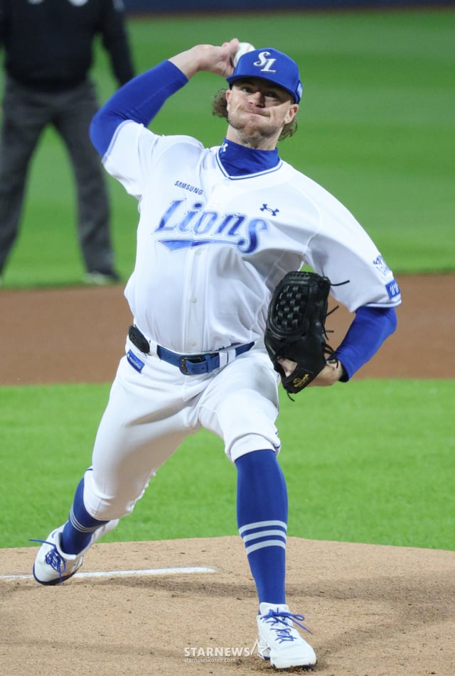 2026 KBO 포스트시즌 플레이오프(PO) 1차전 삼성 대 KIA전이 26일 대구 삼성라이온즈파크에서 열렸다. 삼성 선발 페덱이 역투하고 있다. /사진=김진경 kim.jinkyung@