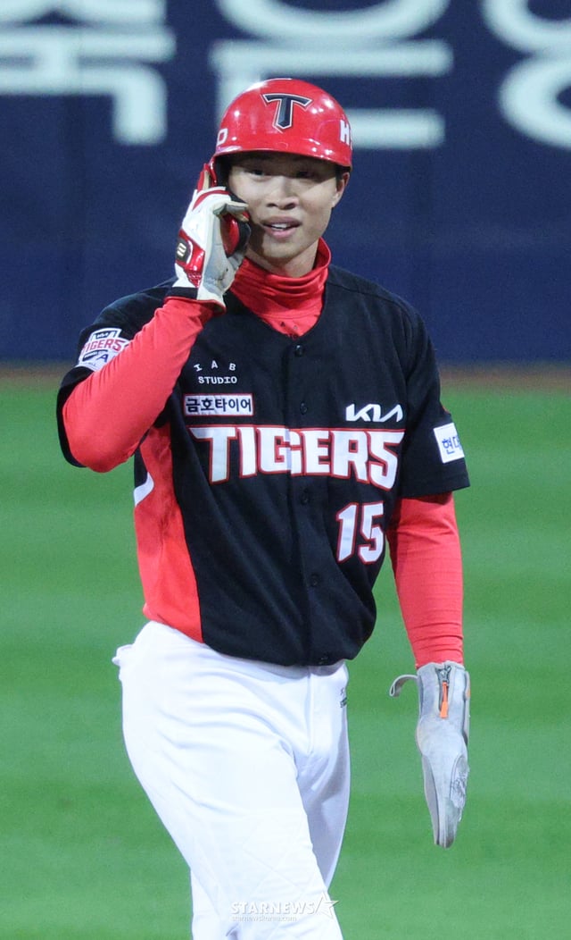2026 KBO 포스트시즌 플레이오프(PO) 2차전 삼성 대 KIA전이 27일 대구 삼성라이온즈파크에서 열렸다. KIA 박재현이 3회초 1사 2루에서 내야안타를 날리고 1루에서 세이프된 후 활짝 웃고 있다. /사진=김진경 kim.jinkyung@