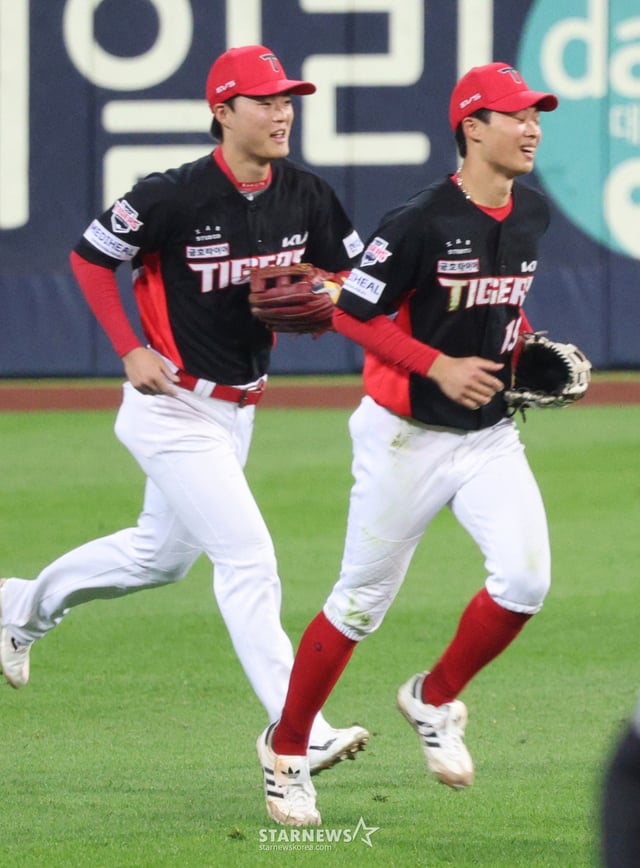 2026 KBO 포스트시즌 플레이오프(PO) 1차전 삼성 대 KIA전이 2일 대구 삼성라이온즈파크에서 열렸다. KIA 좌익수 박재현(오른쪽)이 7회말 2사에서 삼성 강민호의 안타성 타구를 몸을 날려 캐치한 후 팬들의 박수를 받으며 더그아웃으로 향하고 있다. /사진=김진경 kim.jinkyung@