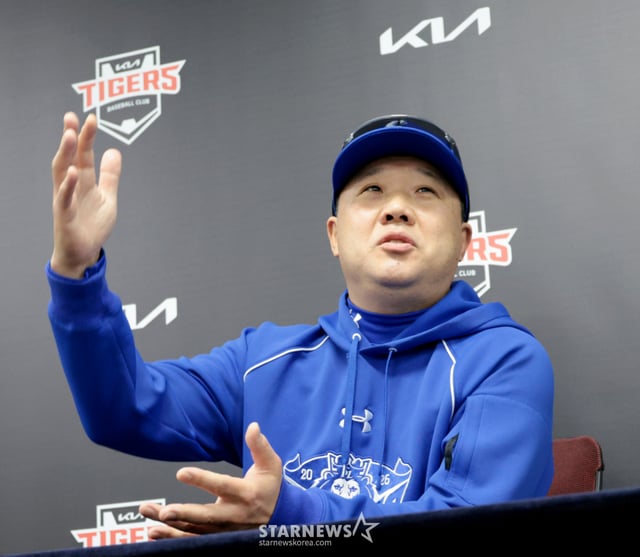 삼성 박진민 감독이 29일 광주 KIA챔피언스필드에서 열린 2026KBO리그 플레이오프 KIA타이거즈와 삼성라이온즈 3차전을 앞두고 공식기자회견에서 기자들의 질문에 답하고 있다. 2026.10.29. /사진=강영조 cameratalks@