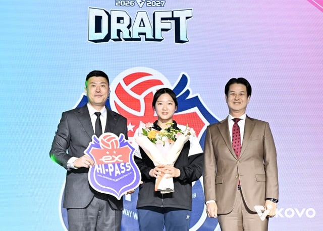 김영래 감독대행(왼쪽)이 28일 서울 강서구 메이필드호텔에서 열린 2026~2027 V리그 신인선수 드래프트 행사에 참석했다. /사진=KOVO 제공
