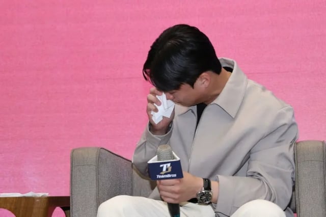 한화 이글스 왕옌청이 27일 대만 귀국 기자회견에서 첫 승 순간을 떠올리며 눈물을 흘리고 있다. /사진=나우뉴스 홈페이지 갈무리