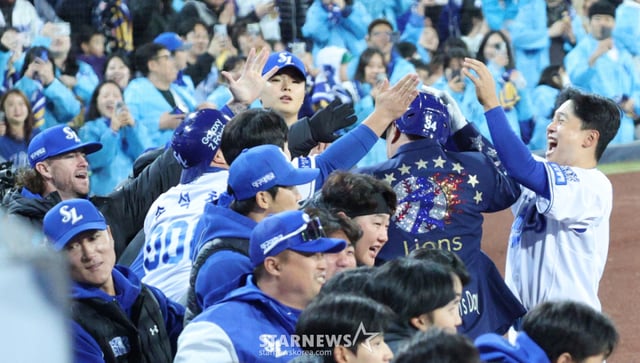 2026 KBO 포스트시즌 플레이오프(PO) 2차전 삼성 대 KIA전이 27일 대구 삼성라이온즈파크에서 열렸다.  삼성 최형우가 7회말 1사에서 우월 1점 홈런을 날리고 홈인하고 있다. /사진=김진경 kim.jinkyung@