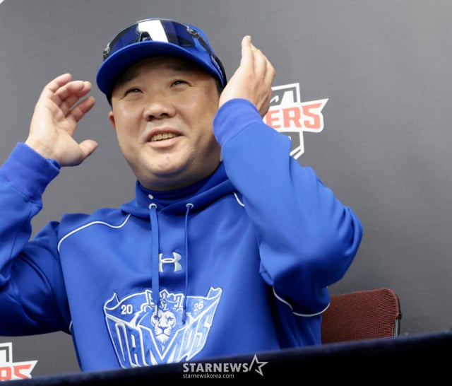 삼성 박진민 감독이 29일 광주 KIA챔피언스필드에서 열린 2026KBO리그 플레이오프 KIA타이거즈와 삼성라이온즈 3차전을 앞두고 공식기자회견에서 기자들의 질문에 답하고 있다. 2026.10.29. /사진=강영조 cameratalks@