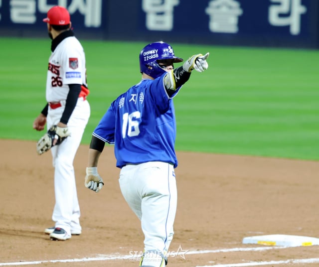 삼성 8번타자 류지혁이 29일 광주 KIA챔피언스필드에서 열린 2026KBO리그 플레이오프 KIA타이거즈와 삼성라이온즈 3차전 5회초 1사 1루에서 역전 우월2점홈런을 터트린 후 홈인하고 있다.  4-3으로 전세를 뒤집은 삼성라이온즈, 2026.10.29. /사진=강영조 cameratalks@