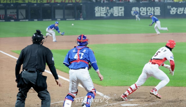 삼성 마지막투수 사토시가 29일 광주 KIA챔피언스필드에서 열린 2026KBO리그 플레이오프 KIA타이거즈와 삼성라이온즈 3차전 9회말 2사 1,2루에서 김도영을 내야땅볼로 잡아낸후에서 자축하고 있다. 2026.10.29. /사진=강영조 cameratalks@