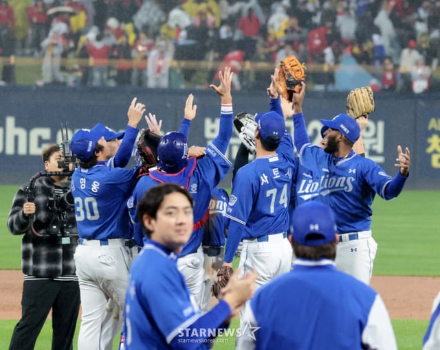 삼성 마지막투수 사토시가 29일 광주 KIA챔피언스필드에서 열린 2026KBO리그 플레이오프 KIA타이거즈와 삼성라이온즈 3차전 9회말 2사 1,2루에서 김도영을 내야땅볼로 잡아낸후에서 자축하고 있다. 2026.10.29. /사진=강영조 cameratalks@