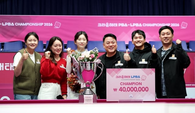 크라운해태 LPBA 챔피언십에서 정수빈의 우승 직후 기념촬영을 하고 있는 NH농협카드 선수들. 왼쪽부터 김민아, 김보미, 정수빈, 조재호, 오태준, 다오반리. /사진=PBA 투어 제공