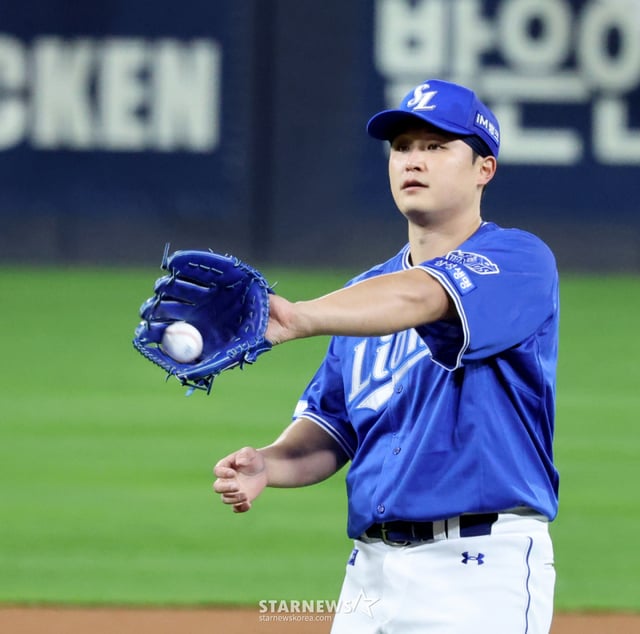 삼성 우완투수 최원태가 29일 광주 KIA챔피언스필드에서 열린 2026KBO리그 플레이오프 KIA타이거즈와 삼성라이온즈 3차전 선발투수로 나서고 있다. 2026.10.29. /사진=강영조 cameratalks@