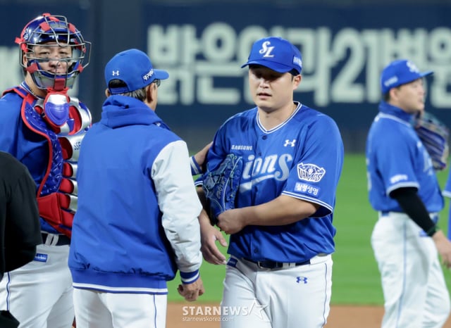 삼성 선발투수 최원태가 29일 광주 KIA챔피언스필드에서 열린 2026KBO리그 플레이오프 KIA타이거즈와 삼성라이온즈 3차전 2회말 2사 1,2루 하주석에게 좌중간 동점타를 허용한 후 강판되고 있다. 2026.10.29. /사진=강영조 cameratalks@