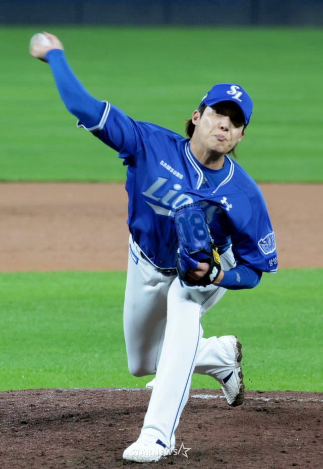 삼성 원태인이 29일 광주 KIA챔피언스필드에서 열린 2026KBO리그 플레이오프 KIA타이거즈와 삼성라이온즈 3차전 6회말 등판하고 있다.   /사진=강영조 cameratalks@