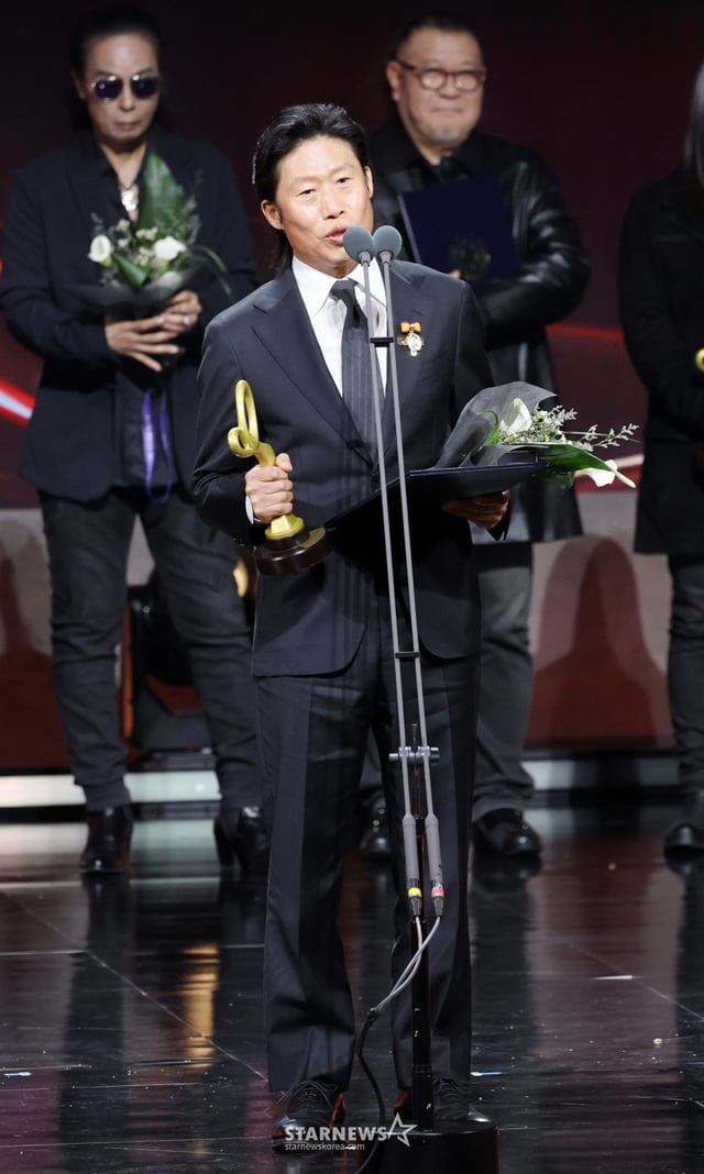 배우 유해진이 29일 서울 중구 국립극장 해오름극장에서 진행된 '제17회 대한민국 대중문화예술상 시상식'에서 대통령표창을 수상한뒤 소감을 전하고 있다. /2026.10.29 /사진=김휘선 hwijpg@