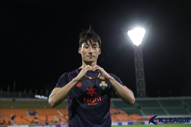 경기 후 하트 포즈를 취하는 최병찬. /사진=한국프로축구연맹 제공
