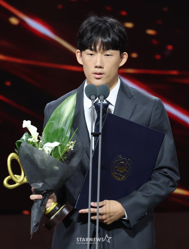 (Seúl=NEWS1) La reportera Kwon Hyeon-jin = Shin Dong-won, hijo del difunto Shin Hae-cheol, asistió el día 29 por la tarde a la ceremonia de entrega de la "17.ª edición de los Premios a las Artes y la Cultura Popular de Corea", celebrada en el teatro Ha-eourem del Teatro Nacional de Seúl, en el distrito de Jung-gu, y pronunció unas palabras tras recibir la Orden Cultural de Plata en representación de su padre. 2026.10.29/NEWS1 Copyright © NEWS1. Todos los derechos reservados. Prohibida la reproducción y redistribución no autorizadas, así como el uso para el aprendizaje de IA. /Foto=(Seúl=NEWS1) La reportera Kwon Hyeon-jin