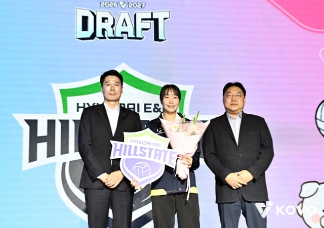 일신여상 정가영(가운데) 28일 서울 강서구 메이필드호텔에서 열린 2026~2027 한국배구연맹(KOVO) 여자 신인선수 드래프트에서 현대건설의 1라운드 전체 3순위 지명을 받았다. /사진=KOVO 제공