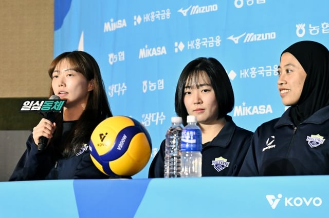 현대건설 세터 김다인(맨 왼쪽)이 최근 열린 2026~2027 V리그 미디어데이에서 발언하고 있다. /사진=KOVO 제공 