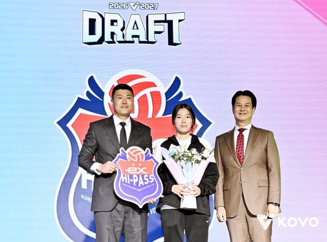 근영여고 유다은이 28일 서울 강서구 메이필드호텔에서 열린 2026~2027 한국배구연맹(KOVO) 여자 신인선수 드래프트에서 한국도로공사의 1라운드 4순위 지명을 받았다. /사진=KOVO 제공