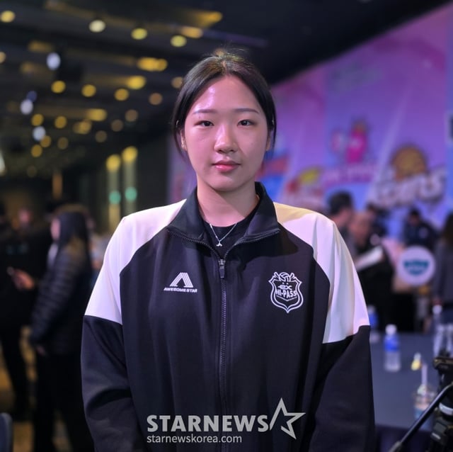 중앙여고 김현아가 28일 서울 강서구 메이필드호텔에서 열린 2026~2027 한국배구연맹(KOVO) 여자 신인선수 드래프트에서 한국도로공사의 2라운드 4순위 지명을 받았다. /사진=김동윤 기자