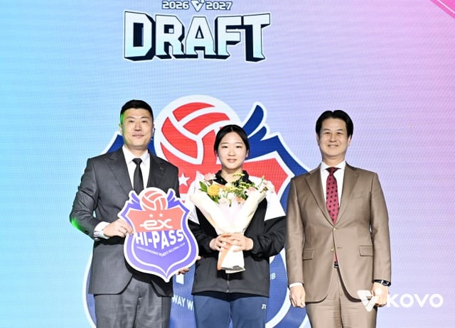 중앙여고 김현아(가운데)가 28일 서울 강서구 메이필드호텔에서 열린 2026~2027 한국배구연맹(KOVO) 여자 신인선수 드래프트에서 한국도로공사의 2라운드 4순위 지명을 받았다. /사진=KOVO 제공