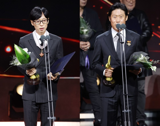 El presentador de televisión Yoo Jae-suk y el actor Yoo Hae-jun posan para una foto conmemorativa tras recibir un premio en la «17.ª Ceremonia de los Premios a las Artes y la Cultura Popular de Corea del Sur», celebrada el 29 en el Teatro Haerom del Teatro Nacional, en el distrito de Jung-gu, Seúl /foto=Kim Hwi-seon hwijpg@