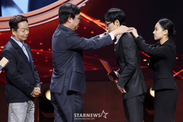El cómico Yoo Jae-suk recibe la Medalla Cultural de Bronce de la ministra de Cultura, Deportes y Turismo, Choi Hui-young, durante la «17.ª Ceremonia de los Premios a las Artes y la Cultura Popular de Corea del Sur», celebrada el 29 en el Teatro Haerom del Teatro Nacional, en el distrito de Jung-gu, Seúl. /2026.10.29 /Foto=Kim Hwi-seon hwijpg@