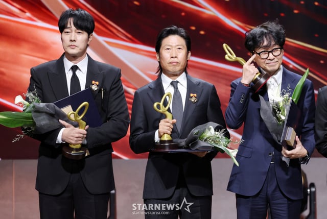 Los actores So Ji-sub y Yoo Hae-jun, junto al director Jang Hang-jun, posan para una foto conmemorativa tras recibir la Condecoración Presidencial en la «17.ª Ceremonia de los Premios a las Artes y la Cultura Popular de Corea del Sur», celebrada el 29 en el Teatro Haerom del Teatro Nacional, en el distrito de Jung-gu, Seúl. /2026.10.29 /Foto=Kim Hwi-seon hwijpg@