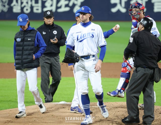 2026 KBO 포스트시즌 플레이오프(PO) 1차전 삼성 대 KIA전이 26일 대구 삼성라이온즈파크에서 열렸다. 삼성 선발 페덱이 5회초 교체되고 있다. /사진=김진경 kim.jinkyung@