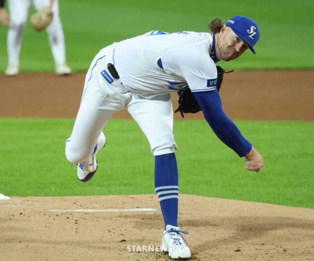 2026 KBO 포스트시즌 플레이오프(PO) 1차전 삼성 대 KIA전이 26일 대구 삼성라이온즈파크에서 열렸다. 삼성 선발 페덱이 역투하고 있다. /사진=김진경 kim.jinkyung@