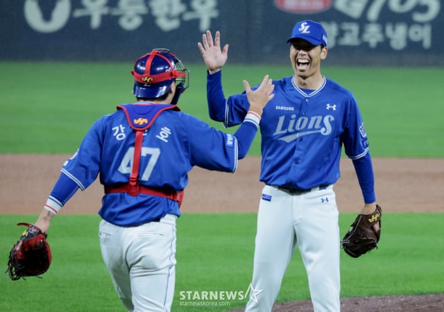 삼성 마지막투수 사토시가 29일 광주 KIA챔피언스필드에서 열린 2026KBO리그 플레이오프 KIA타이거즈와 삼성라이온즈 3차전 9회말 2사 1,2루에서 김도영을 내야땅볼로 잡아낸후에서  자축하고 있다.  2026.10.29. /사진=강영조 cameratalks@