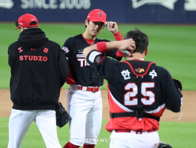 KIA 타이거즈 이의리(가운데)가 지난 27일 삼성 라이온즈와 2026 신한 SOL KBO 포스트시즌 플레이오프(PO) 2차전에서 밀어내기 실점한 뒤 교체되고 있다. /사진=김진경 대기자
