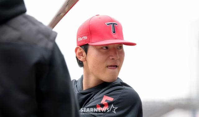 KIA 타이거즈 김도영이 29일 광주-기아챔피언스필드에서 열린 삼성 라이온즈와 2026 신한 SOL KBO리그 플레이오프 3차전을 앞두고 타격 훈련을 하고 있다. /사진=강영조 선임기자