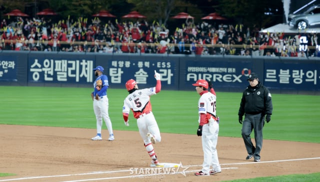 KIA 타이거즈 김도영(가운데)이 29일 광주-기아챔피언스필드에서 열린 삼성 라이온즈와 2026 신한 SOL KBO리그 플레이오프 3차전에서 솔로 홈런을 터뜨리고 세리머니를 하고 있다. /사진=강영조 선임기자