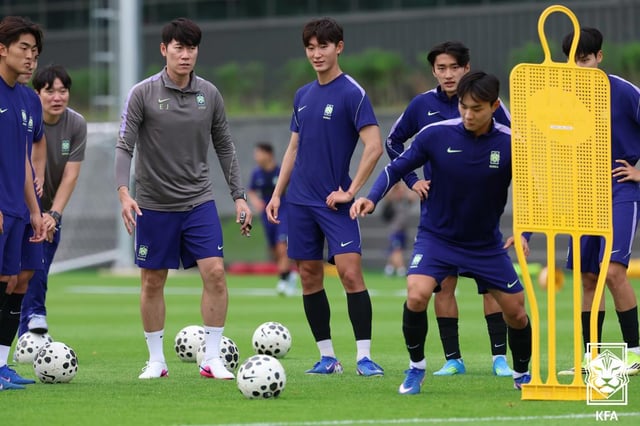 U21 대표팀 소집 훈련 당시 김은중(왼쪽에서 두 번째) 감독. /사진=대한축구협회 제공
