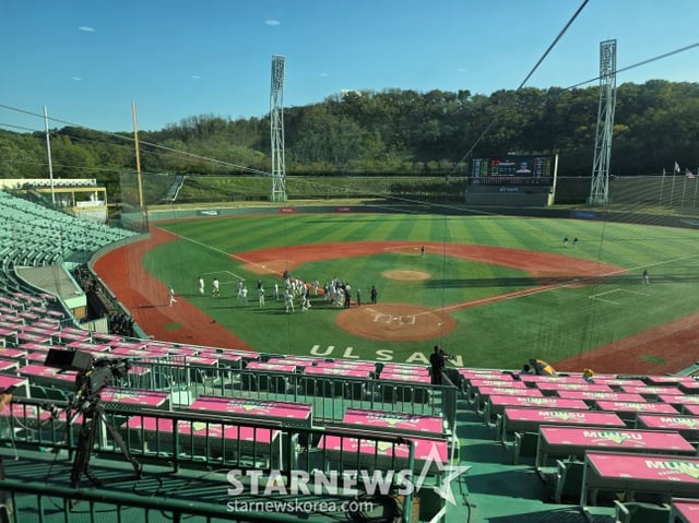 미국 롱비치 팀이 30일 울산 문수야구장에서 열린 LG 트윈스 퓨처스 팀과 2026 KBO 가을리그 준결승전 9회말 2사 1루에서 끝내기 홈런으로 승리한 뒤 기뻐하고 있다. /사진=김동윤 기자
