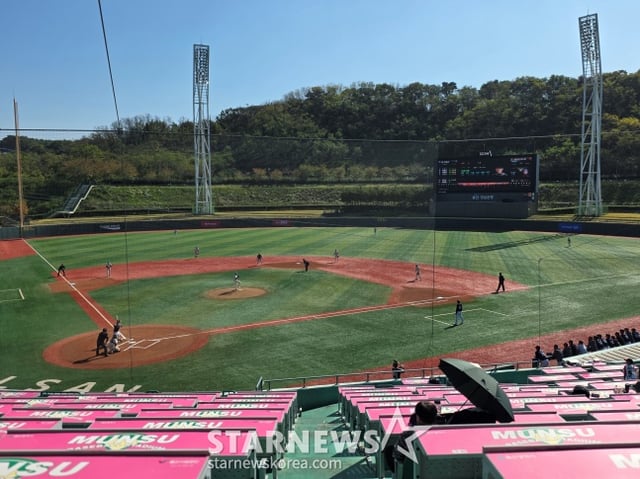 미국 롱비치 팀과 한국 LG 트윈스 퓨처스 팀이 30일 울산 문수야구장에서 열린2026 KBO 가을리그 준결승전을 치르고 있다. /사진=김동윤 기자
