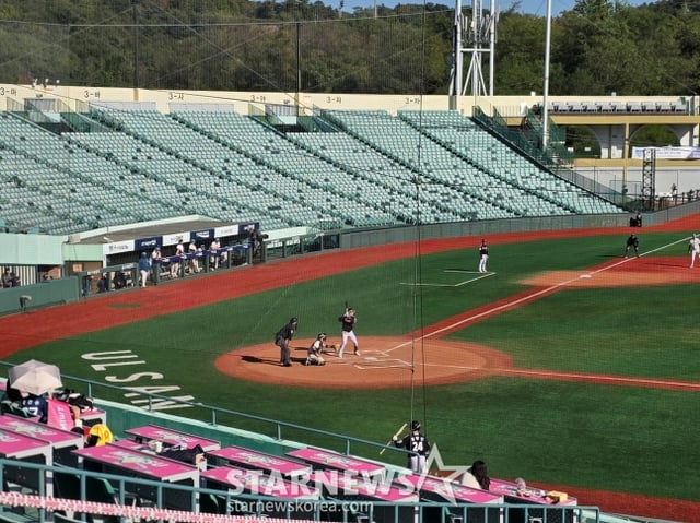 미국 롱비치 팀과 한국 LG 트윈스 퓨처스 팀이 30일 울산 문수야구장에서 열린2026 KBO 가을리그 준결승전을 치르고 있다. /사진=김동윤 기자
