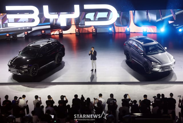[Busan=NEWSIS] Reportero Ha Kyung-min = El día 26, durante el evento de presentación a la prensa de la Busan Mobility Show celebrado en el Pabellón 1 del BEXCO, en el distrito de Haeundae de Busan, BYD Korea presenta por primera vez en Corea su tecnología propia de híbridos enchufables de nueva generación HYBE Lead, «DM-i» (Dual Mode-intelligent). La Busan Mobility Show, que se inaugura el día 27 y se extenderá hasta el 5 de julio, contará con la participación de 141 empresas de 12 países, entre ellas fabricantes de automóviles nacionales e internacionales, que presentarán tecnologías de movilidad del futuro y nuevos modelos. 2026.06.26. yulnetphoto@newsis.com /foto=Ha Kyung-min