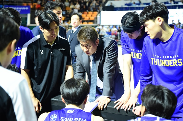 작전지시하는 김상식 감독(가운데). /사진=KBL 제공