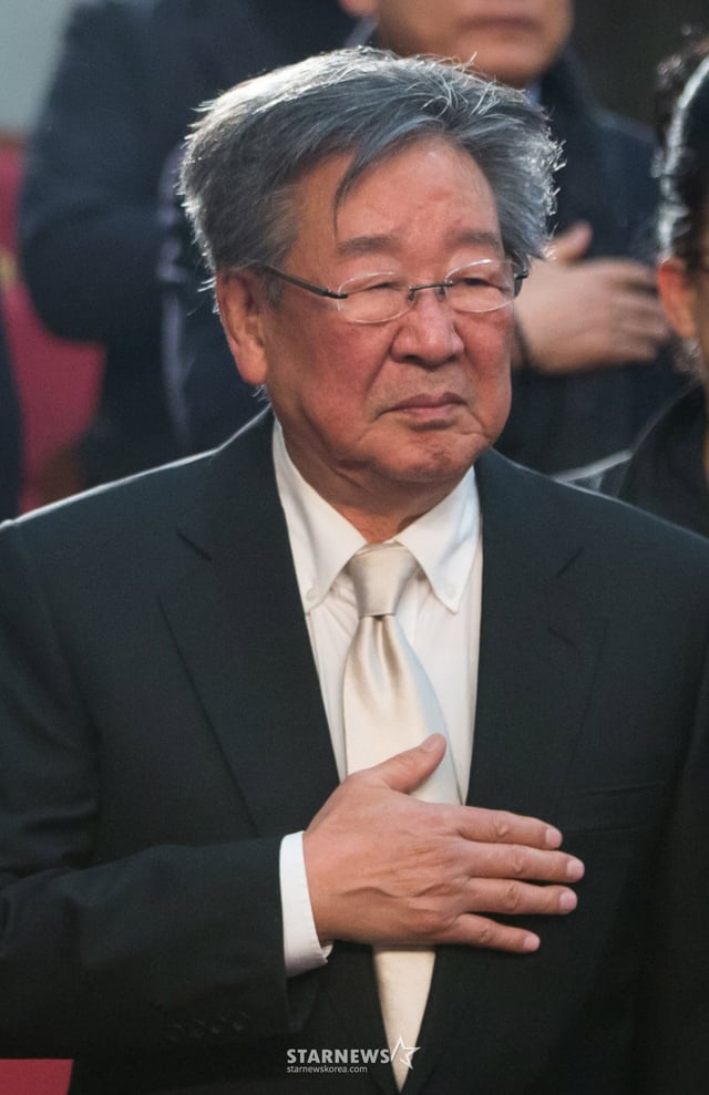 (ソウル=ニュース1)=俳優のチェ·ブラムが29日死亡した。 享年87歳。 葬儀は緑の傘子ども財団葬で執り行われる。 緑の傘のファン·ヨンギ会長が葬儀委員長を務め、イ·スソン、イ·ナクヨン元国務総理などが葬儀委員として参加する予定だ。 (ニュース1 DB) 2026.10.30/ ニュース1 Copyright © ニュース1. All rights reserved。 無断転載及び再配布、AI学習利用禁止。 /写真=(ソウル=ニュース1)